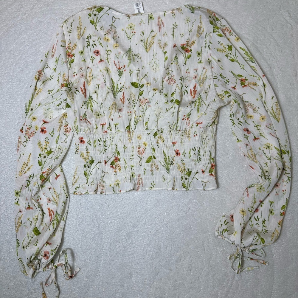 H&M SHORT V-NECK FLORAL BLOUSE - Picture 6 of 6